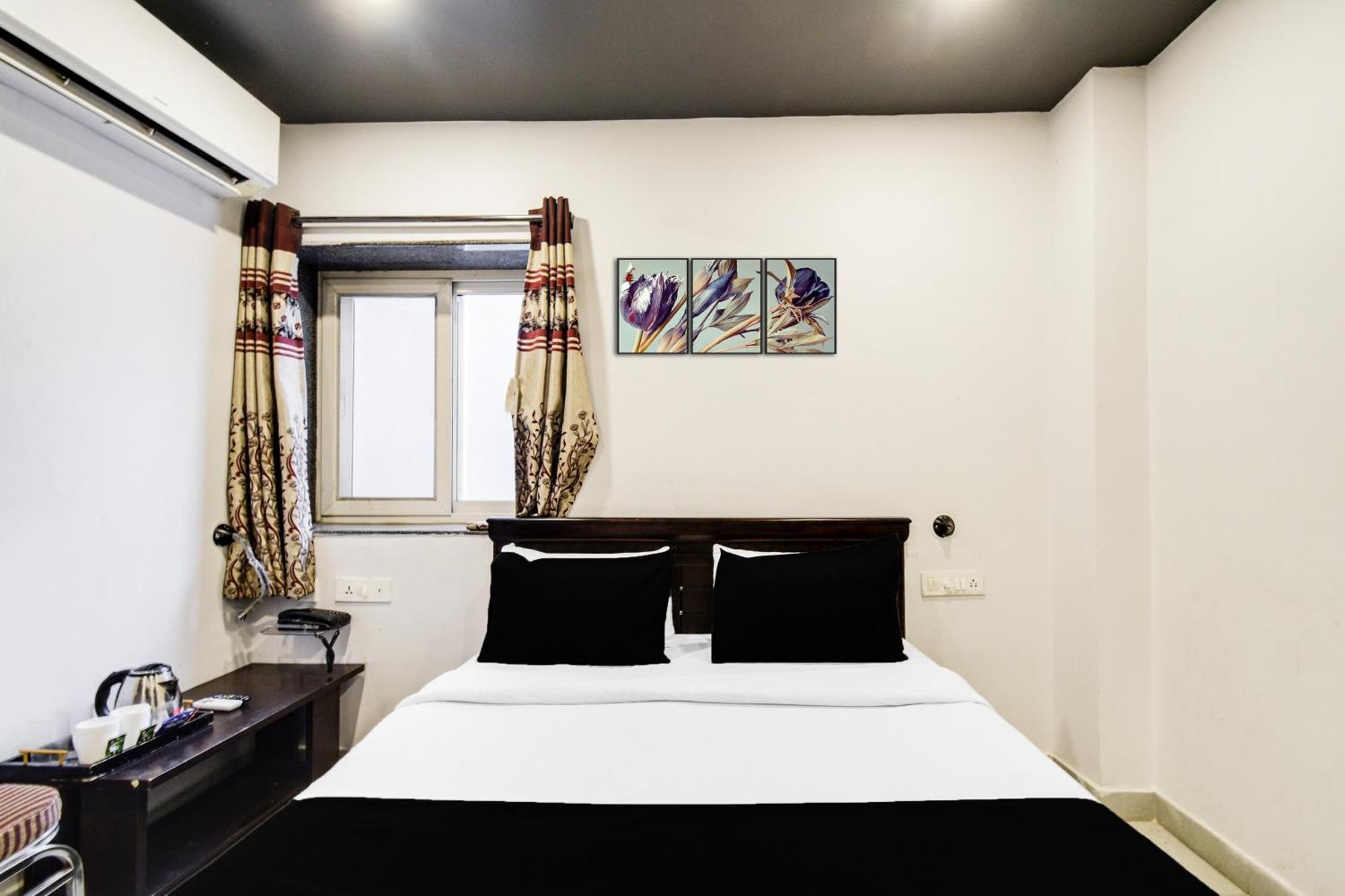 Super Townhouse Alwal Road Hotel Trimulgherry Exterior photo