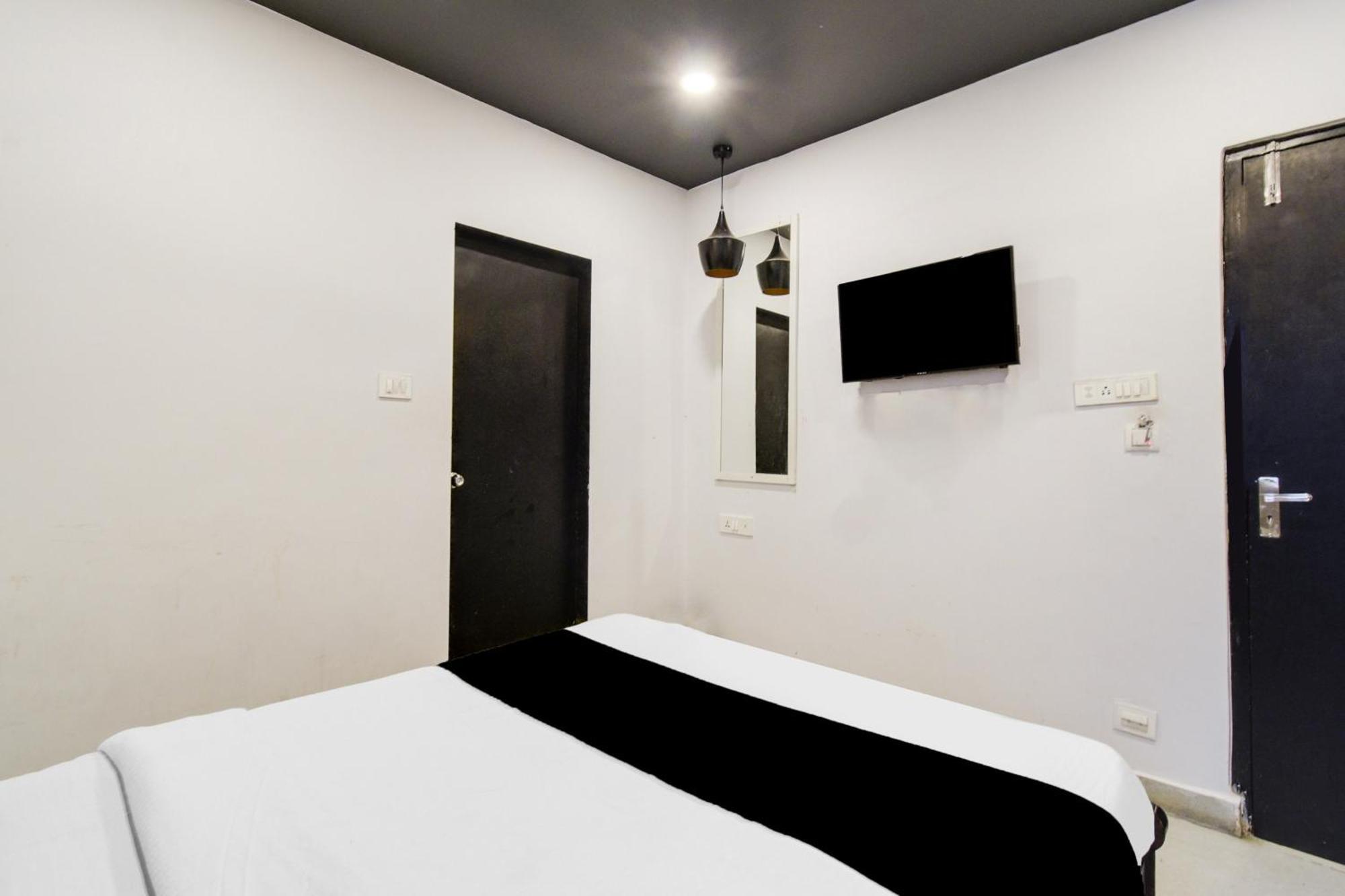Super Townhouse Alwal Road Hotel Trimulgherry Exterior photo